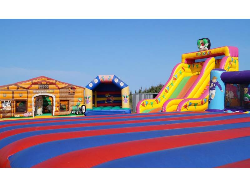 bouncy-castles-g161b7bfc7-1280